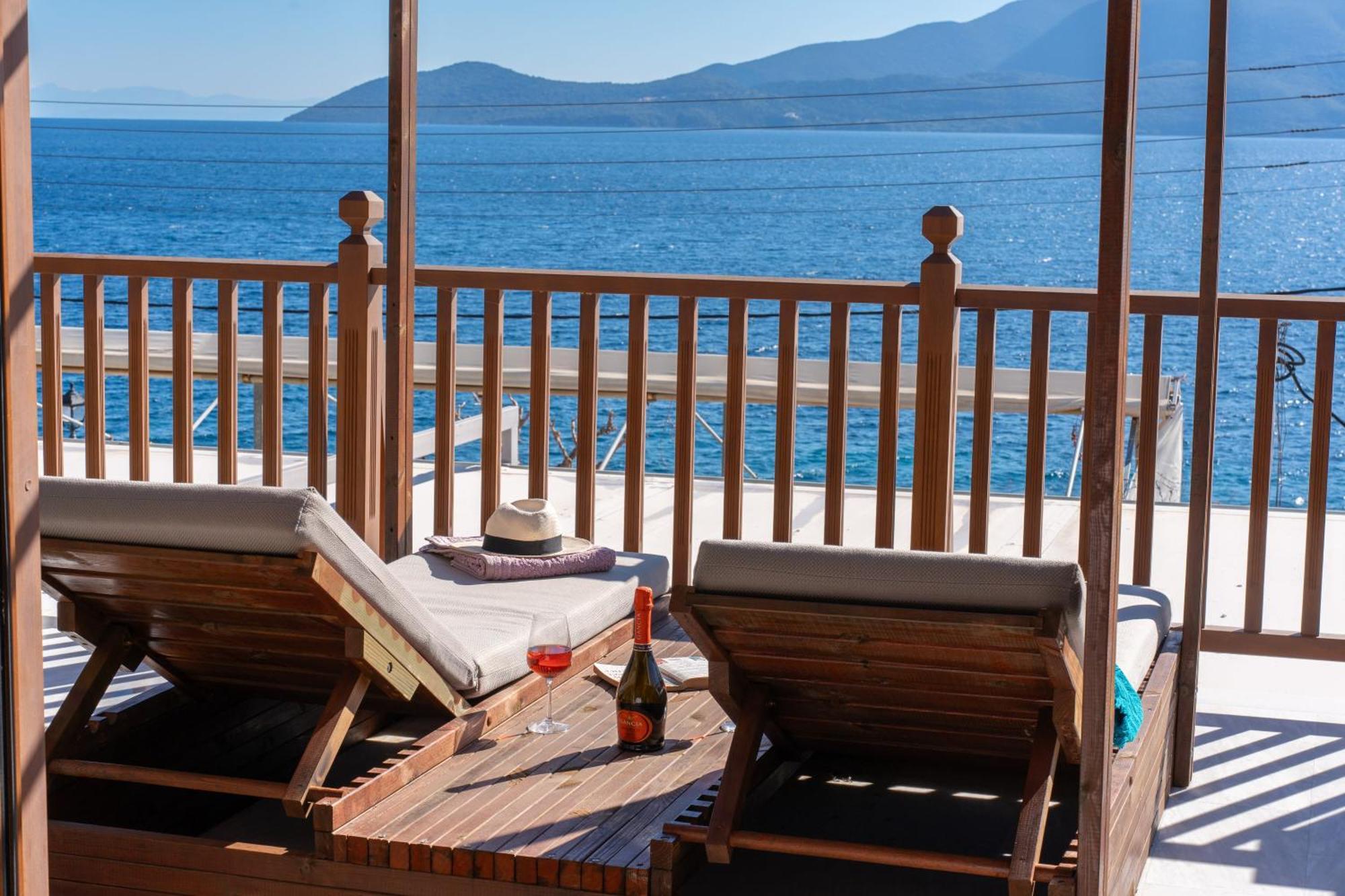 Sea Rock Apartment Agia Efimia Extérieur photo